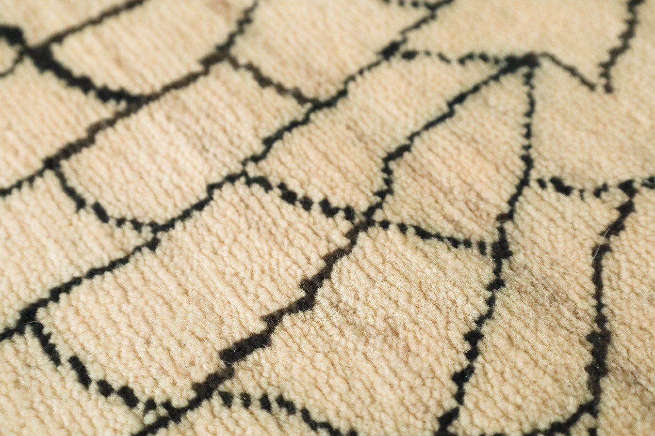 Alfombra moderna de color crema fina hecha a mano de 4'x6'
