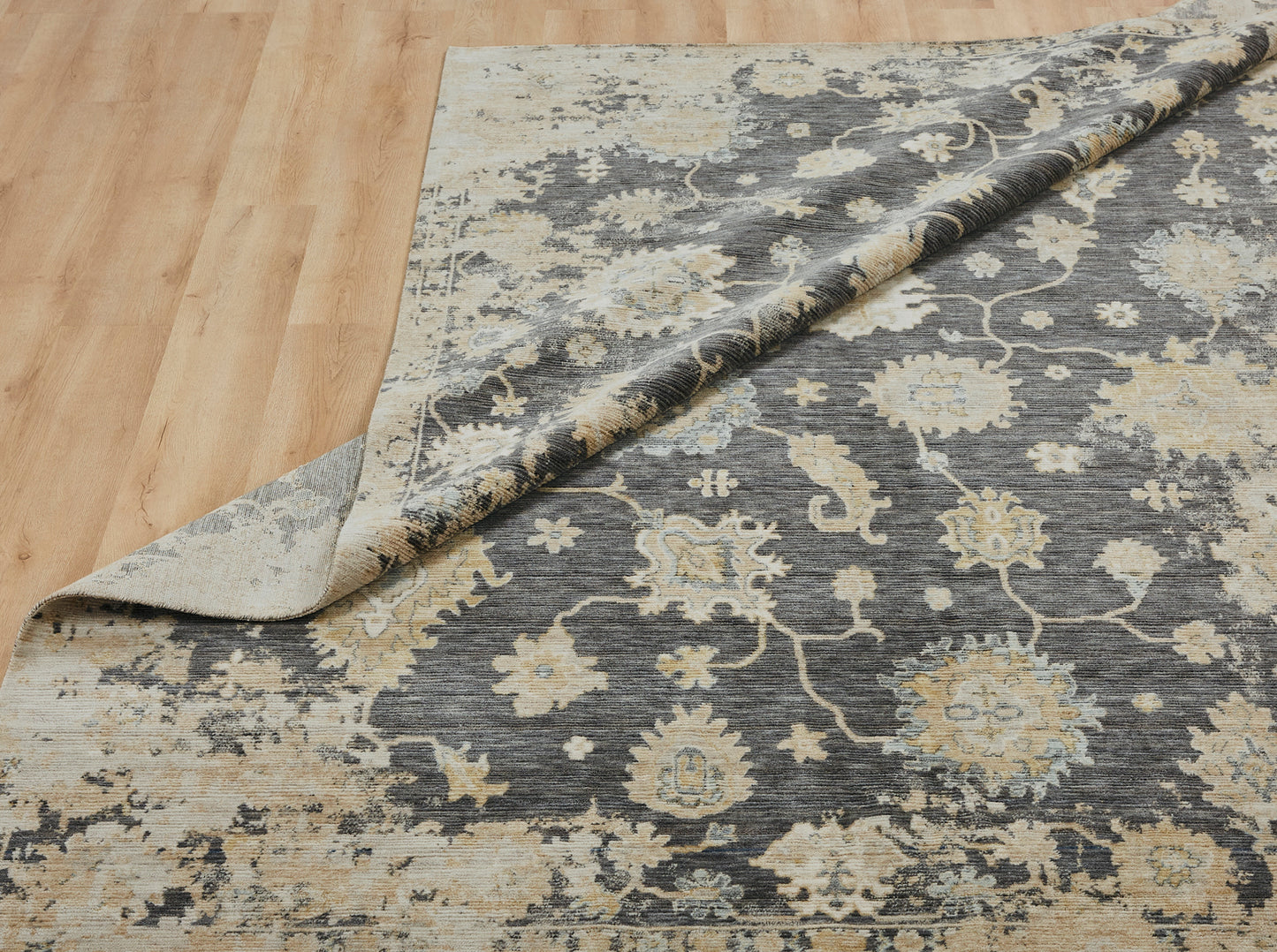 Alfombra de lana tejida a máquina Oushak casi negra Blooma BM1379