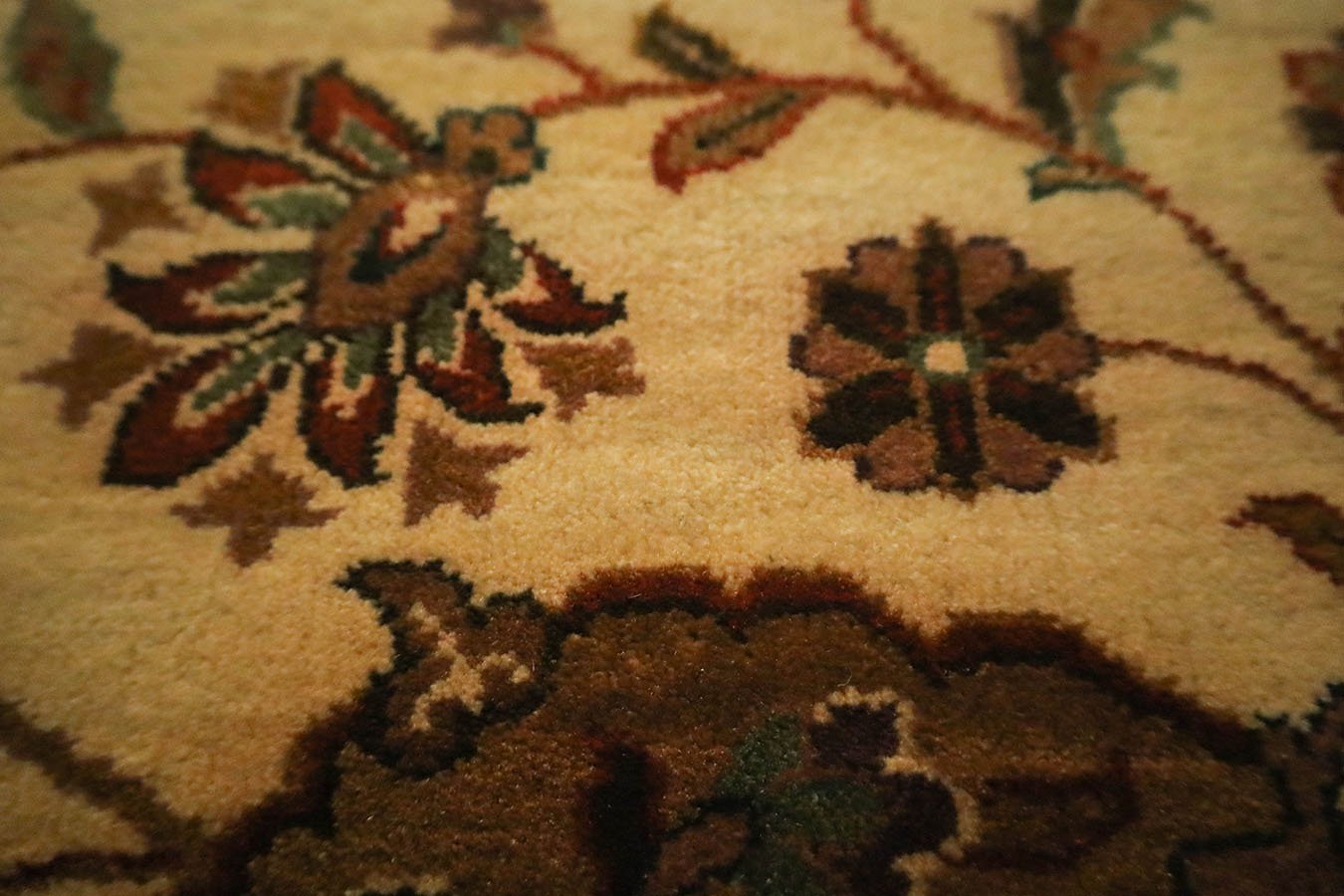 Maharaja Cream Fine Handmade 5'7"x7'10" Vegetable Dyed Rug