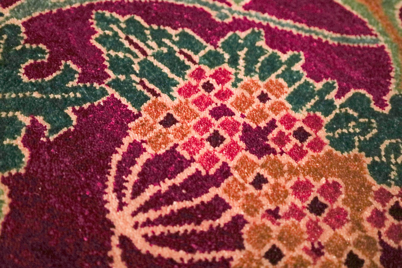 Alfombra contemporánea Mori B Borgoña fina hecha a mano de 1,5 x 2,1 m