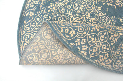 Paisley blue and beige round rug — border detail